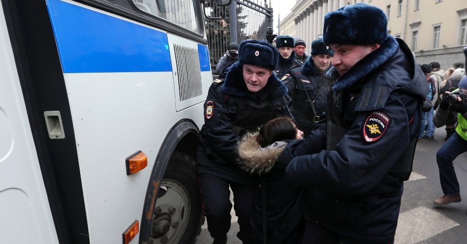 02.mar.2014 - Manifestantes são presos por policiais russos durante protesto em frente ao Ministério do Interior da Rússia, em Moscou. Os manifestantes protestam contra a indicação russa de um possível conflito armado com a Ucrânia