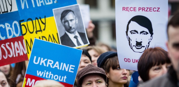 Ucranianos e poloneses protestam diante da embaixada russa em Varsóvia, em março de 2014; intervenção russa na Crimeia foi alvo de protestos em várias cidades da Europa - Wotjek Radwanski/AFP