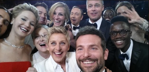 2.mar.2014 - O selfie acima, registrado na cerimônia do Oscar, foi publicada no Twitter pela apresentadora Ellen DeGeneres com a legenda:  ""Se pelo menos o braço de Bradley fosse mais longo. Melhor foto"". A publicação foi a mais compartilhada de 2014 no Twitter - Reprodução/Twitter