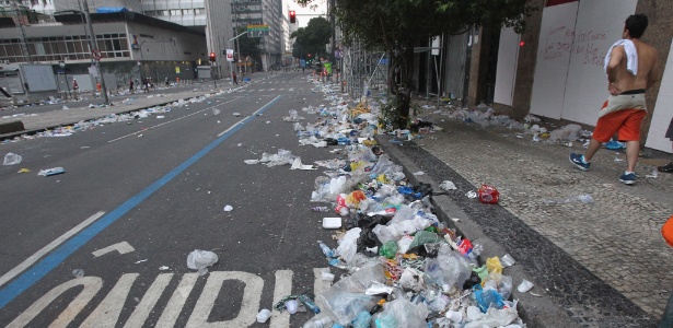 Lixo espalhado pelas ruas do Rio de Janeiro, na manhã de segunda-feira (3) do Carnaval - Osvaldo Praddo/Agência O Dia/Estadão Conteúdo