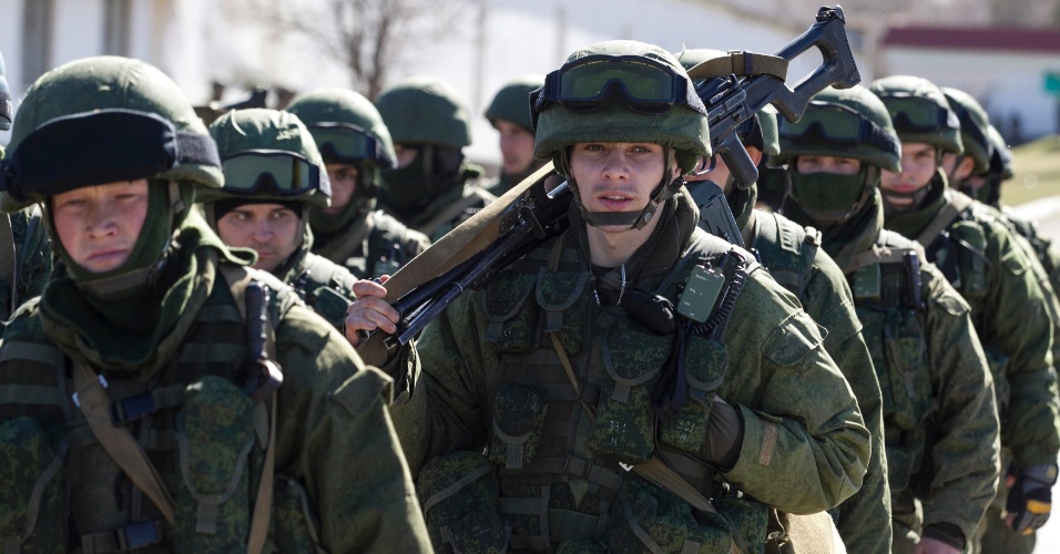 3.mar.2014 - Militares ligados à Rússia caminham em frente a unidade das Forças Armadas ucranianas em Perevalnoye, nos arredores de Simferopol, na região da Crimeia