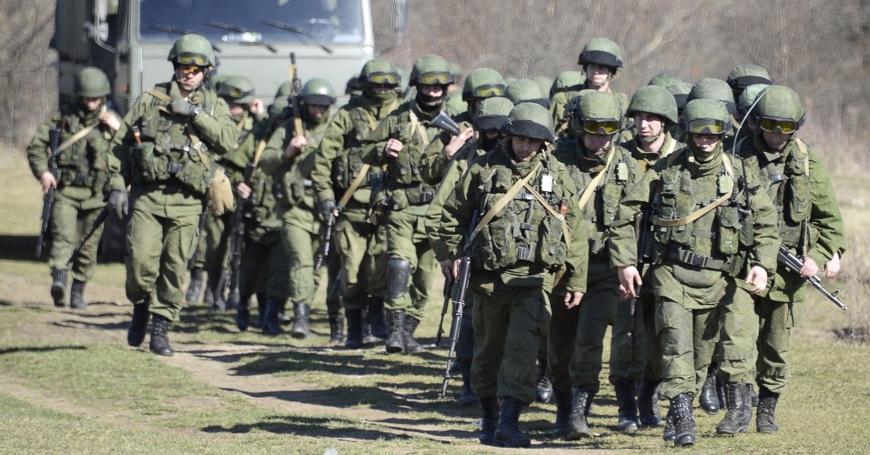 3.mar.2014 - Soldados russos bloqueiam área de Perevalne, perto de Simferopol, na região autônoma da Crimeia (Ucrânia)