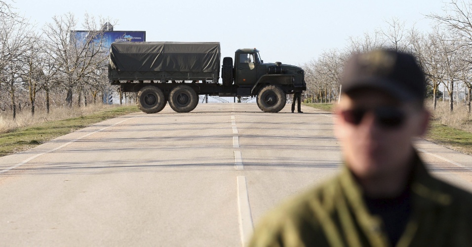 3.mar.2014 - Tropas que seriam da Rússia bloqueiam a entrada da Força Naval ucraniana em Sevastopol (Crimeia)