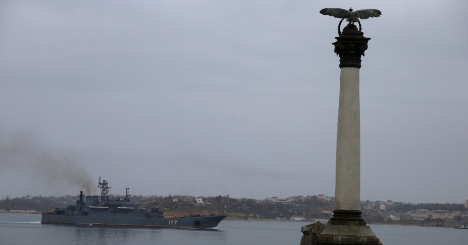 4.mar.2014 - Um navio russo navega no porto do mar Negro em Sebastopol, Crimeia, na Ucrânia, nesta terça-feira (4)