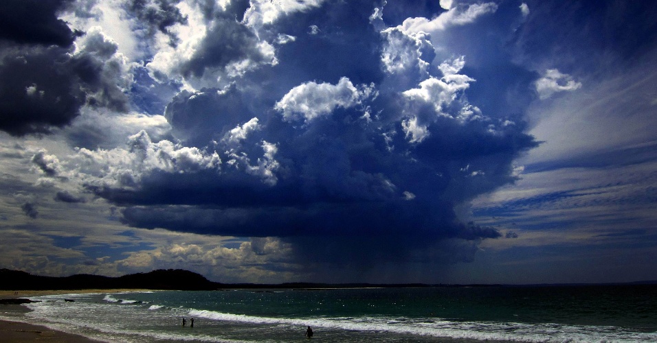 5.mar.2014 - Uma gigantesca nuvem de tempestade se aproxima da Mollymook Beach, ao sul de Sydney, na Austrália