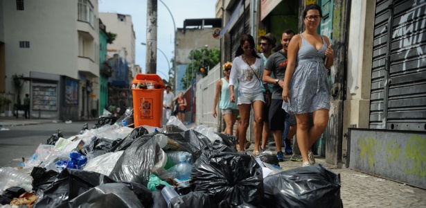 As ruas da Lapa, na região central do Rio de Janeiro, tomadas pelo lixo nesta quarta-feira de cinzas  - Tania Rego/Agência Brasil