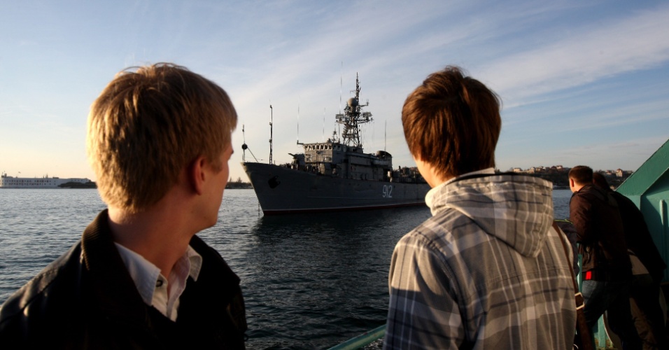 5.mar.2014 - Dois meninos observam o navio russo 