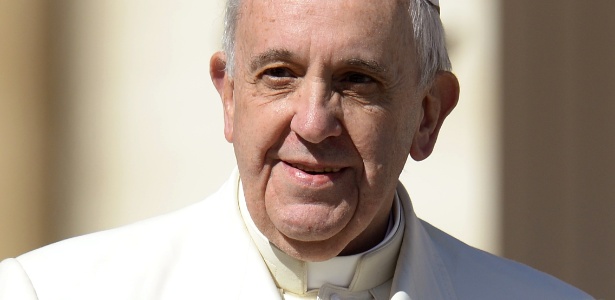 5.mar.2014 - O papa Francisco abençoa os fieis na Praça São Pedro, no Vaticano - Andreas Solaro/AFP
