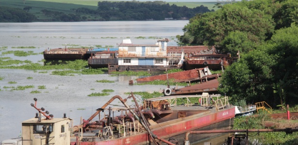 Barcaças na hidrovia Tietê-Paraná (SP) estão paradas desde maio de 2014 - João Rosan/Jornal da Cidade de Bauru