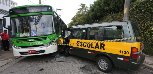 Acidente envolvendo van escolar e um ônibus deixou ao menos um ferido na manhã desta quinta-feira (6)  - Marcos Bezerra/Fututa Press/Estadão Conteúdo 