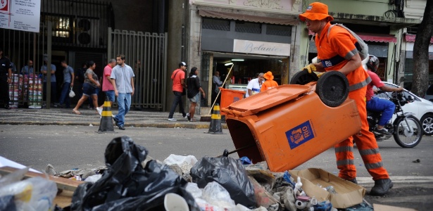 Algumas equipes de garis voltaram a recolher lixo na região central do Rio, mas outras regiões da cidade continuam muito sujas - Tânia Rêgo/Agência Brasil