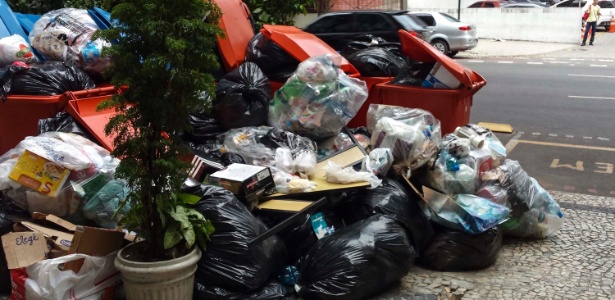 Lixo que amanheceu nas ruas do bairro de Copacabana já havia sido retirado no final da manhã - Paulo Campos/Futura Press/Estadão Conteúdo