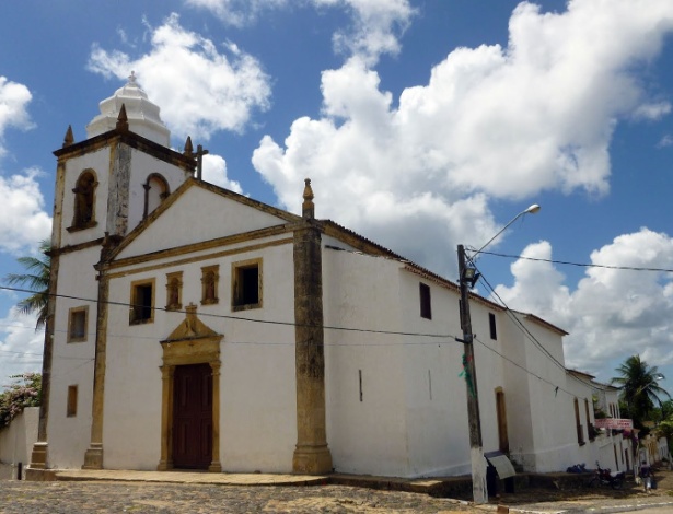 Fachada da Igreja Matriz dos Santos Cosme e Damião, localizada no município de Igarassu, no Pernambuco. Construída em 1535 e tombada pelo Iphan, é a mais antiga igreja em funcionamento no Brasil - Reprodução/Internet