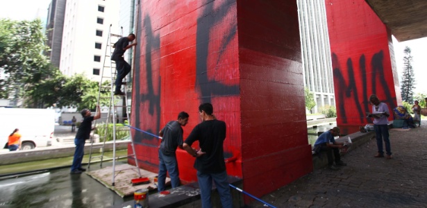 Funcionários do Masp pintam coluna que foi pichada na madrugada desta sexta-feira (7) - Renato S. Cerqueira/Futura Press/Estadão Conteúdo