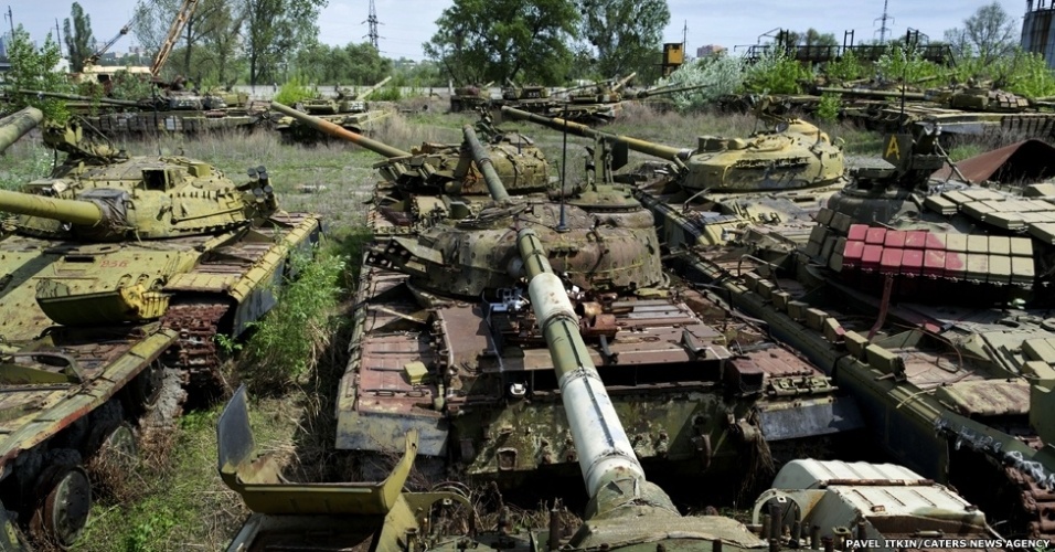 7.mar.2014 - Grandes veículos estão abandonados na cidade de Kharkov, na parte ocidental da Ucrânia, em um 'cemitério' de equipamentos militares. O fotógrafo Pavel Itkin, de apenas 18 anos conta: 