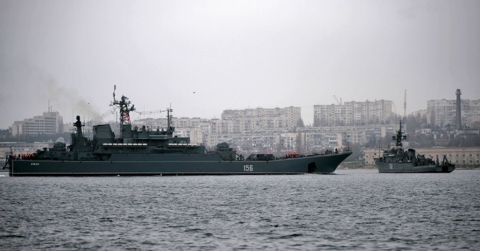 7.mar.2014 - Marinha russa chega ao porto no porto de Sebastopol nesta sexta-feira (7) com o grande navio de aterragem 