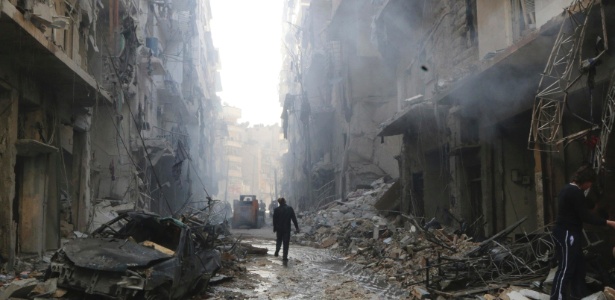 7.mar.2014 - Pessoas observam local destruído por um ataque em Aleppo