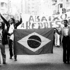 Manifestação estudantil na rua 25 de Março em 1977 - Folhapress