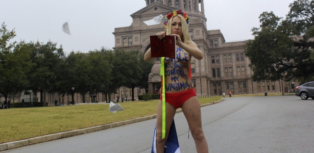 Uma das líderes do movimento feminista Femen, a ucraniana Inna Shevchenko, protestou contra a lei que restringe o aborto neste Estado, em frente ao Capitólio do Texas, nos Estados Unidos, coincidindo com o Dia Internacional da Mulher em 8 de março de 2014  - Damia Bonmati/EFE