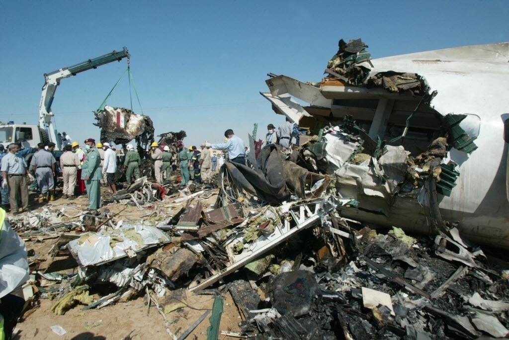 10.fev.2004 - Destroços de avião iraniano que caiu a três quilômetros de pista de pouso nos Emirados Árabes Unidos, matando 43 pessoas e deixando três feridos graves, em 10 de fevereiro de 2004. A aeronave, um Fokker-50, pertencia à Kish Airlines, uma companhia aérea iraniana que opera a partir da ilha de Kish, um zona livre do regime islâmico do Irã, localizada no golfo Pérsico - AFP