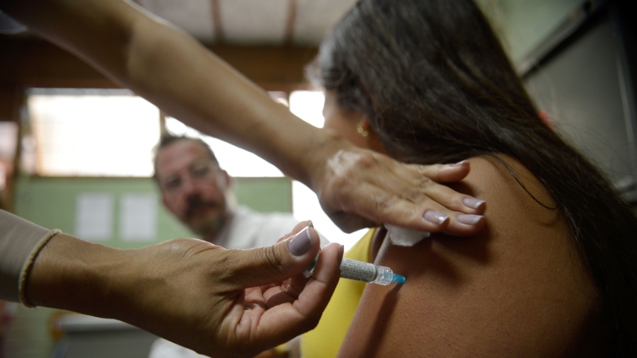 10.mar.2014 - Alunas do Centro de Ensino Fundamental 25, em Ceilândia, no Distrito Federal, são vacinadas contra o HPV - Marcelo Camargo/Agência Brasil