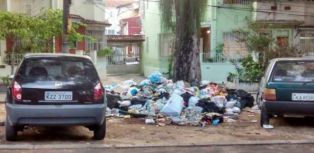 Na segunda-feira (10), o lixo continuava espalhado na rua Caruaru, no Grajaú, zona norte do Rio - Marcela Ribeiro/UOL
