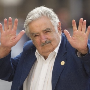 O presidente do Uruguai, José Mujica, acena para a imprensa em visita a Santiago - Claudio Reyes/AFP - 10.mar.2014