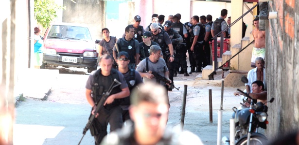 Pelo menos sete pessoas foram presas na operação da Polícia Civil no complexo de favelas do Alemão - Bruno Gonzalez/Agência O Globo