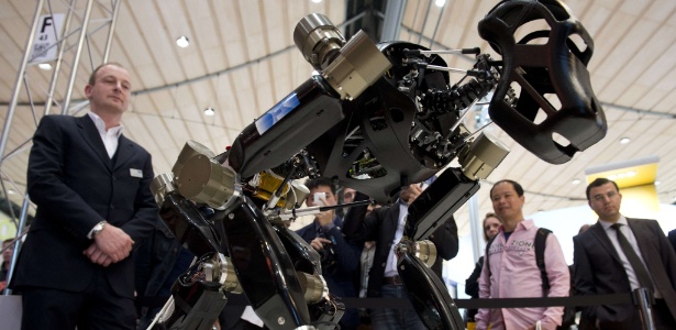 Robô-macaco é apresentado em feira de tecnologia alemã, em 2014 - John MacDougall/AFP