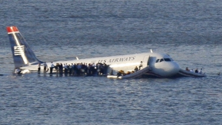 Passageiros aguardam resgate nas asas de avião que teve que fazer um pouso no rio Hudson, em Nova York, em 2009
