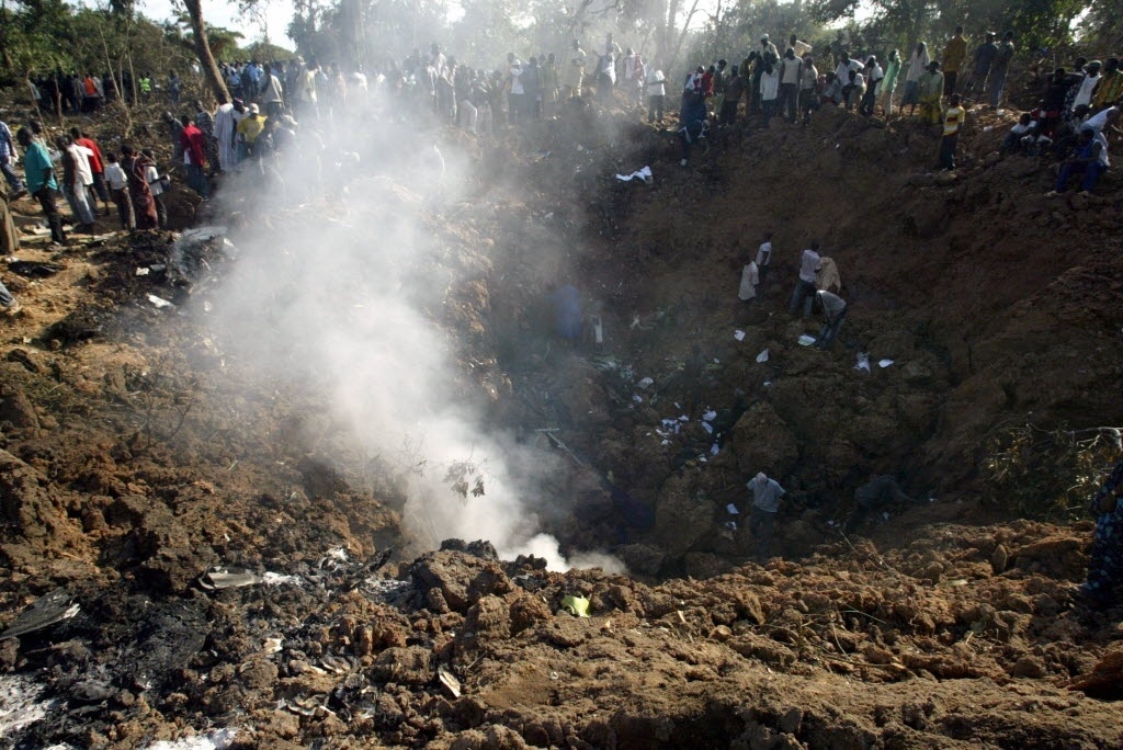 23.out.2005 -  Equipes de resgate trabalham nos destroços do Boeing que caiu na cidade de Lissa, na Nigéria, matando todos os seus 117 passageiros - Utomi Ekpei/AFP
