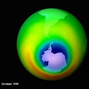 Imagem mostra a camada de ozônio em 1999 - AP via BBC
