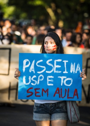 10.mar.2014 - Estudantes da EACH-USP protestam