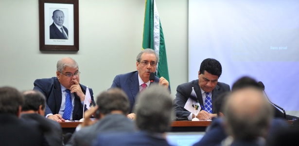 A bancada do PMDB na Câmara aprovou moção de solidariedade ao líder do partido na Casa, deputado Eduardo Cunha (ao centro, na foto), durante reunião nesta terça - Zeca Ribeiro/Câmara dos Deputados