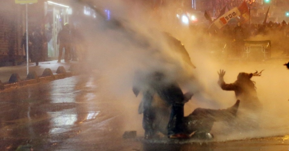 11.mar.2014 - Manifestantes recebem jatos de água durante confronto com a polícia em Kadikoy, em Anatólia, Istambul, na Turquia. A policia lançou bombas de gás lacrimogêneo contra manifestantes do lado de fora de um hospital após a morte de um adolescente ferido durante manifestações antigoverno, ocorridas no ano passado