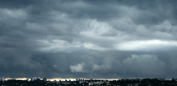 Nuvens carregadas pairavam sobre a zona sul da cidade de São Paulo na terça-feira (11) - Flávio Florido/UOL