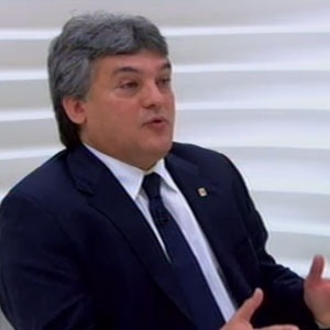 O presidente da Associação Médica Brasileira (AMB), Florentino Cardoso, foi o entrevistado do Roda Viva desta segunda-feira (10) - Reprodução