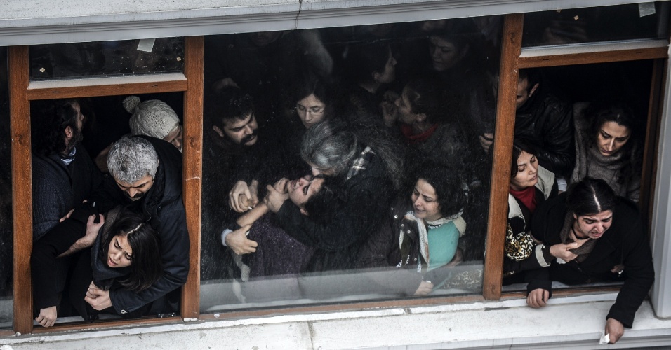 11.mar.2014 - Parentes de Berkin Elvan choram durante o seu funeral, em Istambul. Elvan estava em coma desde junho de 2013, após ser atingido na cabeça por uma bomba de gás durante confrontos entre manifestantes e policias