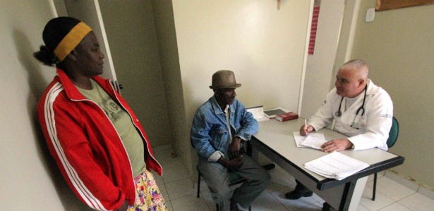 Médico cubano enviado pelo Mais Médicos realiza atendimento em Anagé (BA) - Mário Bittencourt/UOL