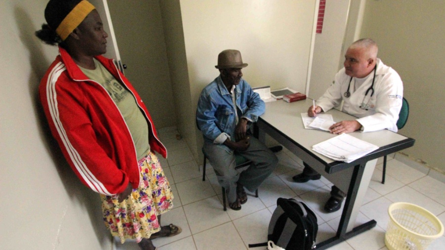 Médico cubano enviado pelo Mais Médicos, Rigal Sola Perdomo realiza atendimento num posto de saúde do povoado de Lindo Horizonte, em Anagé (BA) - Mário Bittencourt/UOL