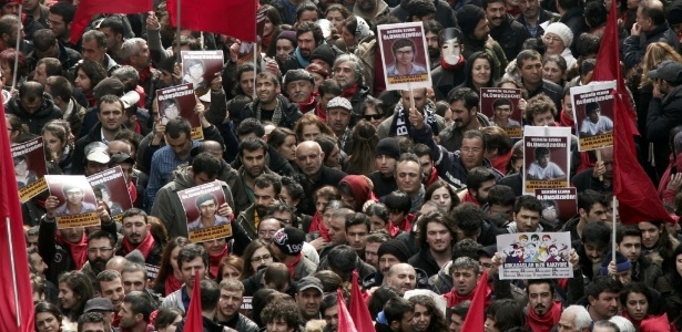 Pessoas carregam cartazes com a imagem de Berkin Elvan, que morreu após ser ferido pela polícia