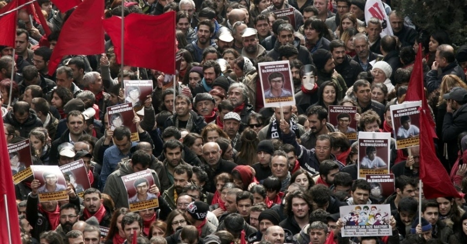 12.mar.2014 - Pessoas carregam cartazes com a imagem de Berkin Elvan, 15, que morreu na terça-feira (11) depois de ter sido ferido pela polícia nos protestos antigoverno de junho de 2013. Mais de 150 pessoas foram detidas na terça-feira à noite durante as violentas manifestações em várias cidades turcas para denunciar a morte do adolescente