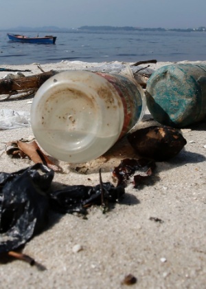 Garrafas de plástico são vistas na praia do Galeão, na Baía de Guanabara, no Rio de Janeiro - Sergio Moraes/Reuters