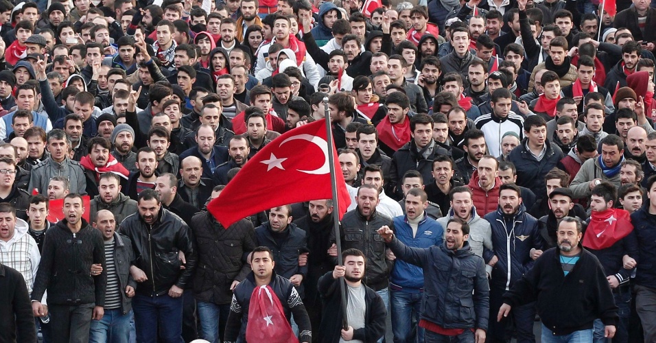 13.mar.2014 - Manifestantes marcham e seguem o caixão de Burakcan Karamanoglu durante sua cerimônia fúnebre em Istambul, na Turquia, nesta quinta-feira (13). Duas pessoas morreram durante os protestos na última quarta-feira (12), sendo elas um oficial de polícia, que sofreu um ataque cardíaco e Karamanoglu, que foi baleado em Istambul, em um impasse entre polícia e um grupo de manifestantes anti-governo