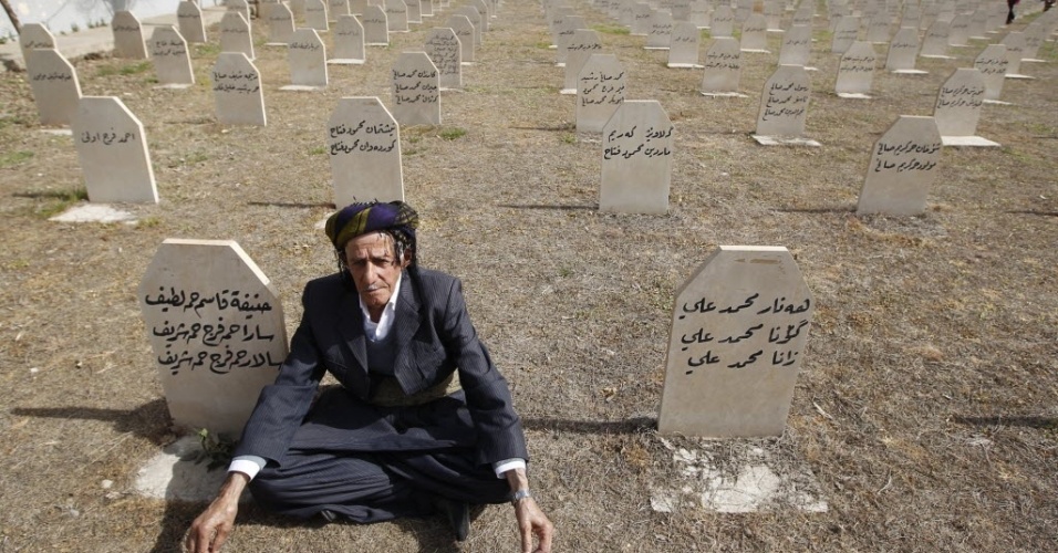 13.mar.2014 - Um homem curdo iraquiano visita o cemitério das vítimas do ataque químico ocorrido em 1988 na cidade curda de Halabja, próximo a Sulaimaniya, a 260 km a nordeste de Bagdá, em 16 de março de 2013. Mais de 5.000 pessoas podem ter sido mortas pelo gás venenoso, aldeias foram destruídas e milhares de curdos foram forçados a irem para campos de refugiados durante a campanha para esmagar uma rebelião curda