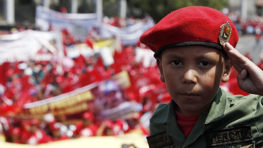 13.mar.2014 - Uma criança participa de um protesto da classe trabalhadora nacional em homenagem ao falecido presidente da Venezuela, Hugo Chávez, em Caracas - Gregorio Teran / AVN/ Xinhua