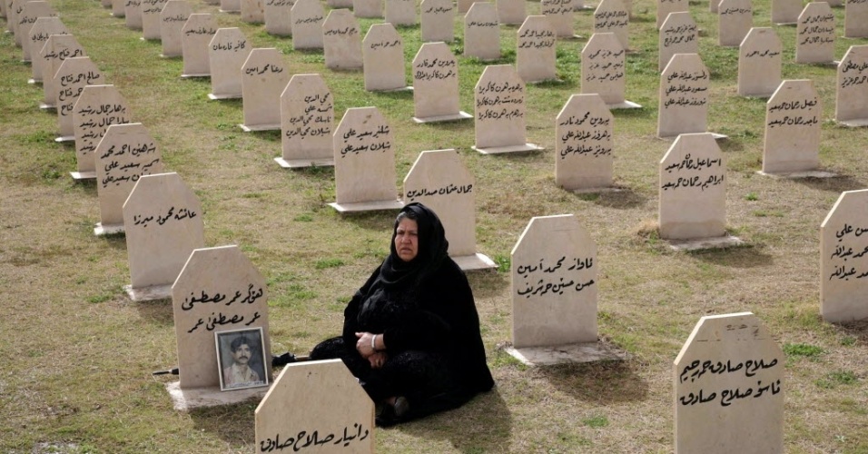 13.mar.2014 - Uma mulher curda iraquiana visita o túmulo do seu parente, Omar Mustafa, que foi morto em um ataque de gás ordenado pelo ex-ditador Saddam Hussein em 1988, em um memorial destinado às vítimas na cidade curda de Halabja, a 300 km a nordeste de Bagdá, em fotografia feita em 13 de março de 2012. Mais de 5.000 civis, a maioria mulheres e crianças, foram mortos em um ataque químico executado pela força aérea de Saddam Hussein, como parte de uma campanha para esmagar uma rebelião curda