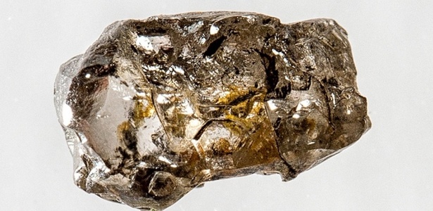 Com apenas 5 milímetros, este diamante formado no manto profundo da Terra de um mineral nunca encontrado em rochas na Terra indica a presença de grande quantidade de água no interior do nosso planeta - Richard Siemens/Univ. Alberta