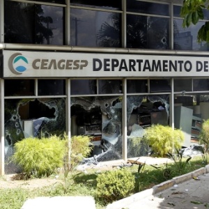 Galpão da Ceagesp (Companhia de Entreposto e Armazéns Gerais de São Paulo) que teve as vidraças quebradas durante protesto na sexta-feira (14), em São Paulo - Reinaldo Canato/UOL