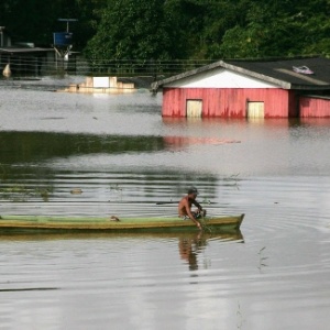 Morador de Rio Branco usa barco para atravessar região alagada da cidade - Odair Leal/Reuters